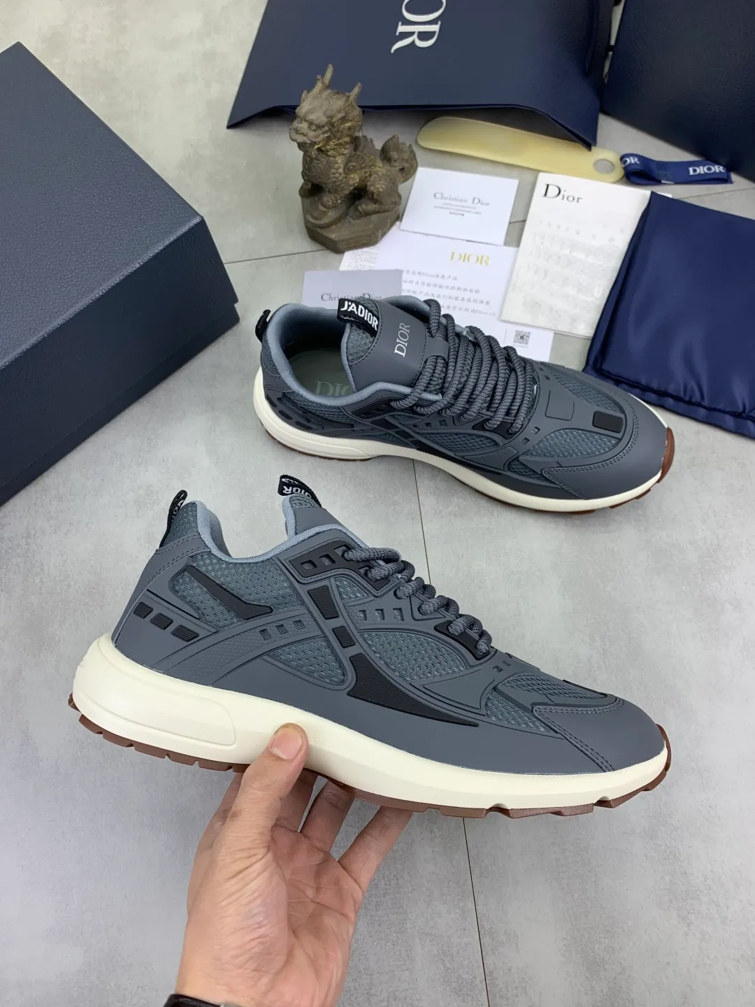 Men's Men's Shoes P600💰💎💎💎Top quality DIOR men's low-top sneakers series Newly launched this season, this low-top sneaker is one of the flagship styles of the series. Crafted from cowhide leather uppers combined with mesh and white technical fabric, it's finished with reflective graphic logos. Featuring logos on the heel and tongue, the extra-light sculpted rubber sole with signature embellishments enhances style, and internal stretch details create an ideal comfort fit that pairs well with a variety of casual looks. Shows fashionable and modern sports style Size:39-45 (38 46 customized)